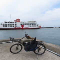 Ligfiets voor ferry in Kanaya