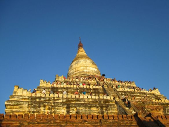 Een paya in Bagan vol met toeristen