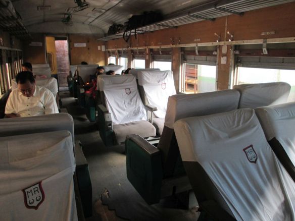 Het interieur van de upperclass-wagon in de trein van Mawlamyine naar Yangon
